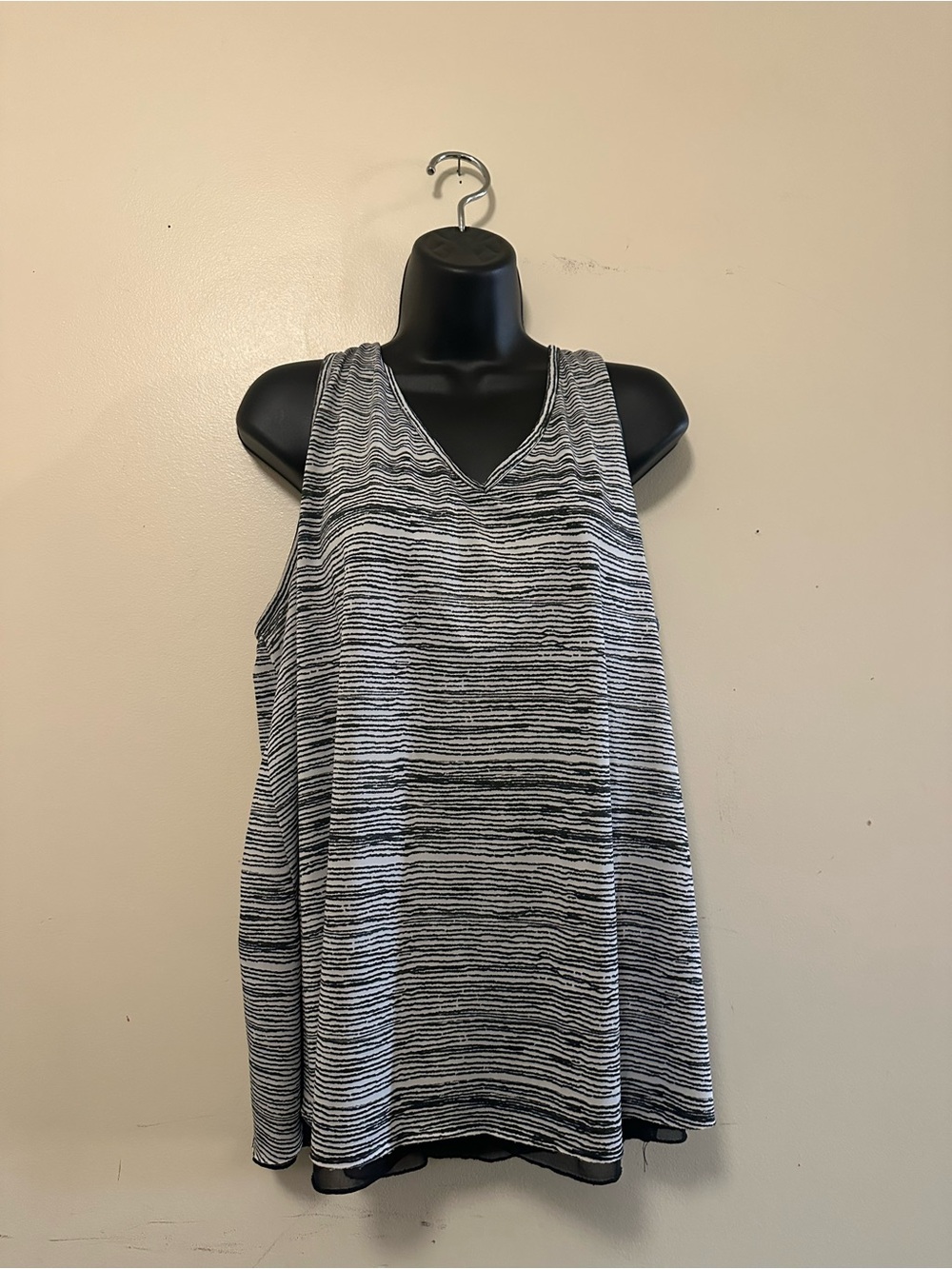 Pennington’s Sleeveless V-Neck Striped Activewear Tank Top - Black & White